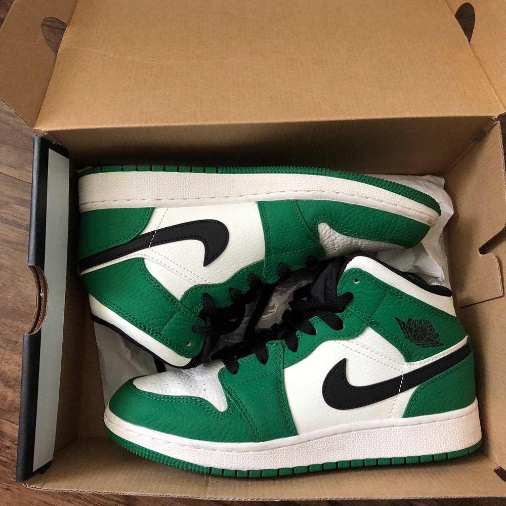 Jordan 1 Mid, size 5.5y/ 7 in women’s
